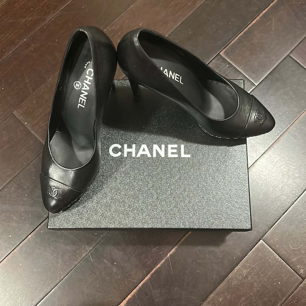 BLACK CHANEL CHAIN PUMPS
